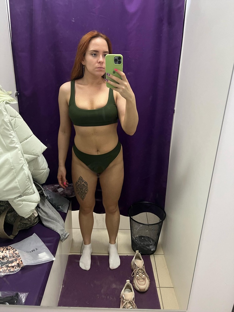 Хороший, но маломерит. Торчат нитки 