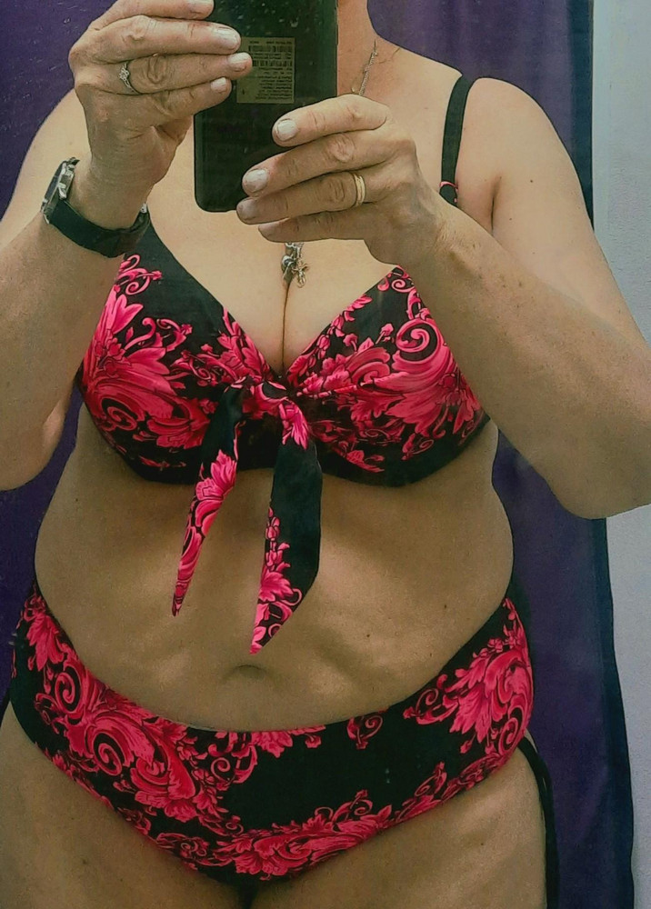 На 52-54 сел 60 размер, так прислали.
Правда грудь 90.
Купальник красивый.