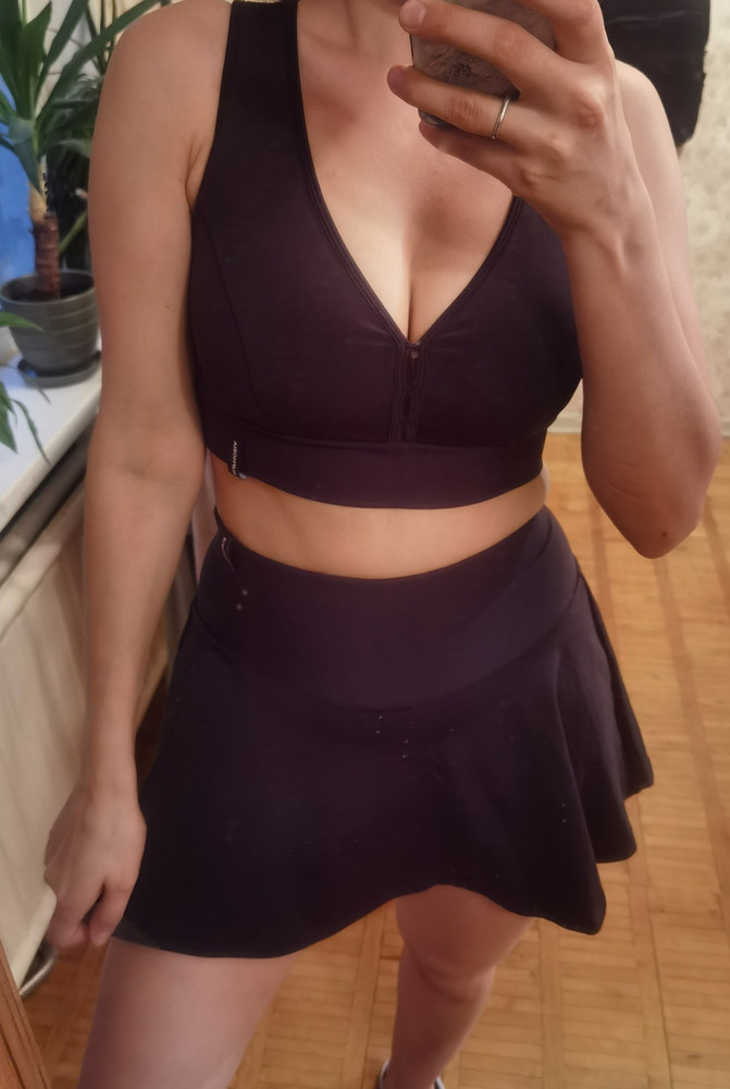 Взяла для тренировок на пилоне, приятное качество ткани, классно сидит, удобно.