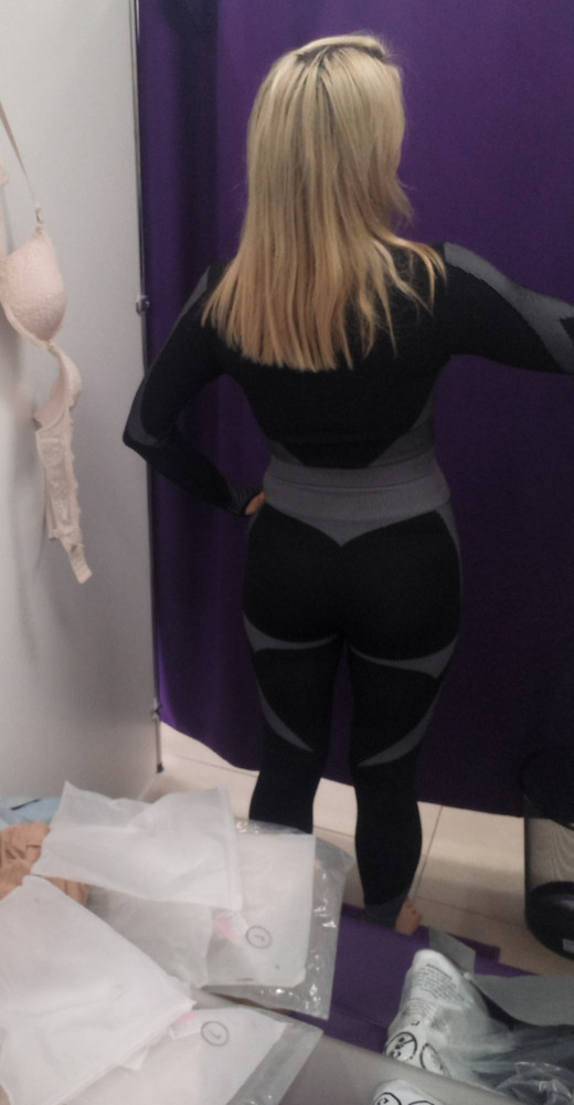 Костюм крутой! По своим параметрам заказала L. Но мне очень большой топ. Если размер брать меньше,  чтобы подошёл топ, будет тесным рашгад. К сожалению возврат. А так сидит бомба