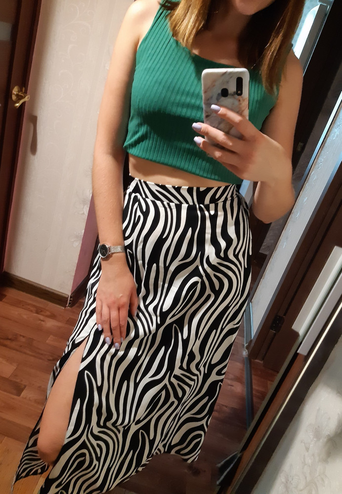 Юбка аккуратно сшита, все ровно, нитки не торчат, ткань просвечивает, одевать только с телесным бельем. На параметры 95/65/96 взяла размер М, отлично села, свободно. Покупкой довольна.