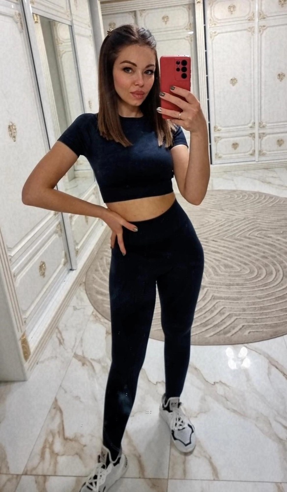 Хорошая, плотная ткань. Не просвечивает совсем, утягивпет где надо.