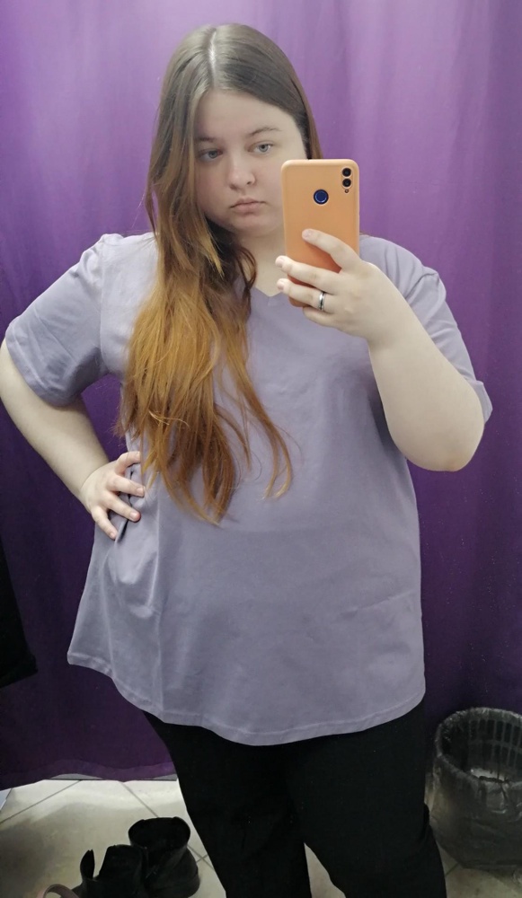 Так как у меня между плечами и бёдрами ощутимая разница в размерах, взяла сразу размер побольше, вот прям с запасом, и мне понравилось! И цвет приятный, и материал хороший. Несмотря на то, что в плечах большевата, зрительно их не увеличивает. Уже заказывала подобную летом и буду брать ещё)