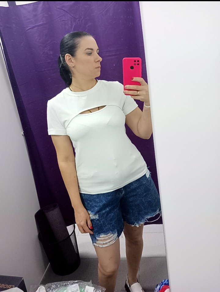 Большемерит. Купила 3 футболки: черная, белая и чёрно-белая, вообще самая любимая стала.❤️Если брать свой размер, собирается в гармошку на груди и в районе подмышек, на 2 фото белая в 50 рразмере, на последнем в 48. В итоге на свой 50 взяла 48, идеально и,наверное, 46 р.подошел бы тоже, пока не экспериментировала, но хочу в цвете фуксии и индиго ещё заказать)) Спасибо производителю за такие комфортные футболки.🤗❤️