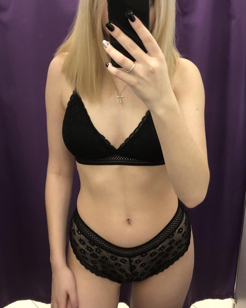 Товар пришёл в полном комплекте, все как надо лифчик и трусы. Мне больше понравилось без чашечек, давно искала такой комплект где будет и застежка и лямки регулироваться, заказывала за 700₽🤩 пока что все нравится ! Теперь хочу в белом цвете 