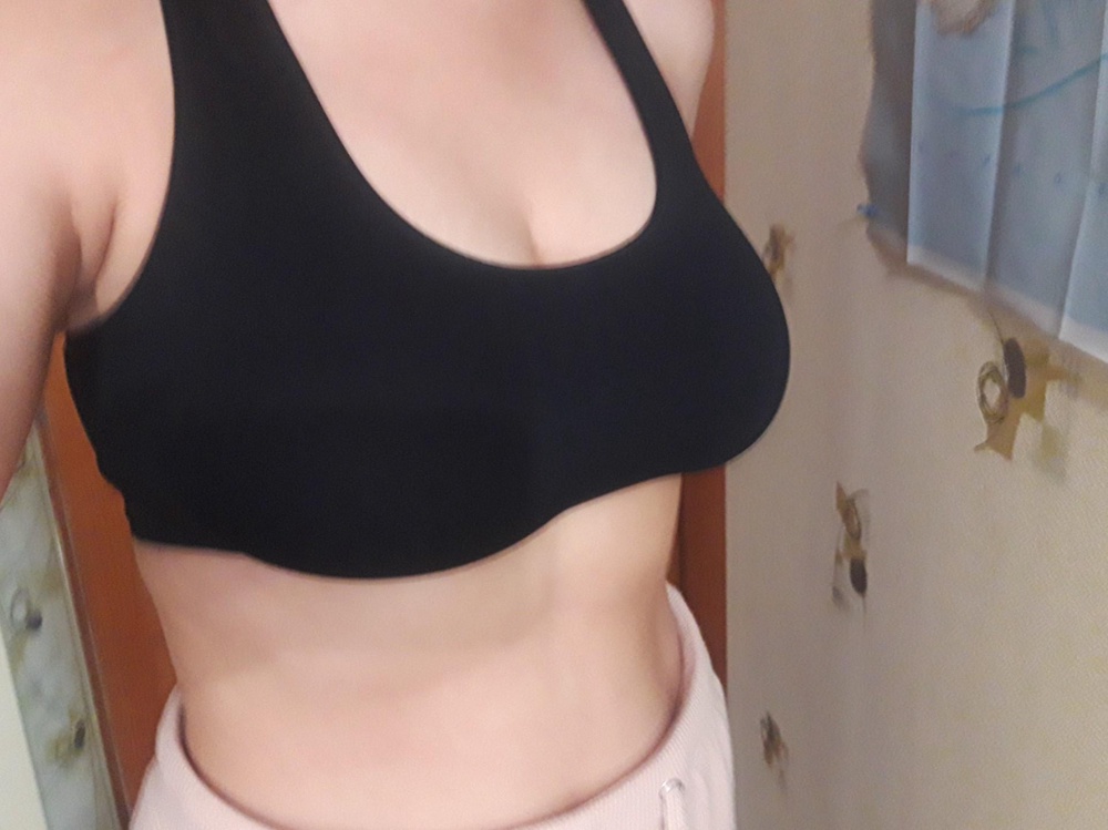 Два взяла. Черный и белый. Очень приятно на теле. Тонкий.