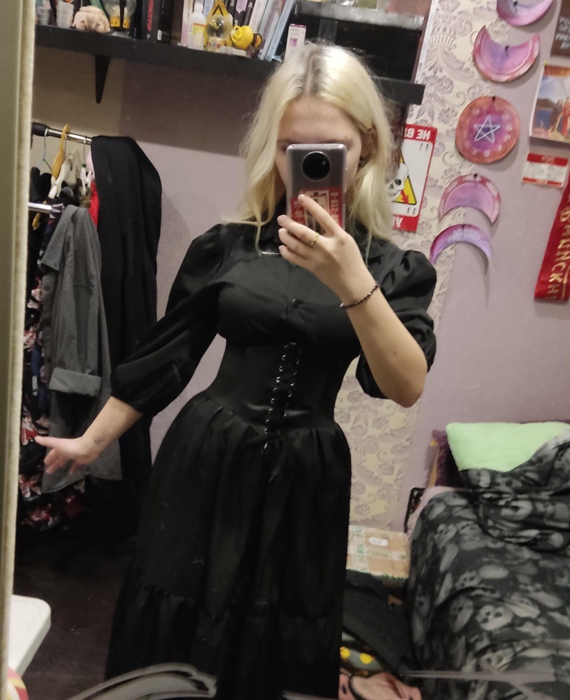 Подошёл отлично!!! 
Мне он очень понравился, правда я не сразу додумалась, что он растегиваеться сзади