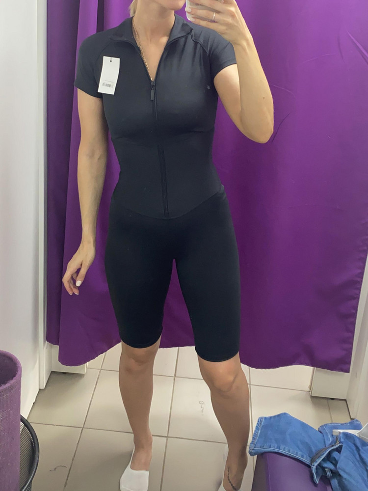 Может быть просто не мой фасон,но материал тоже не очень,думаю в нем будет жарко и некомфортно где воротник