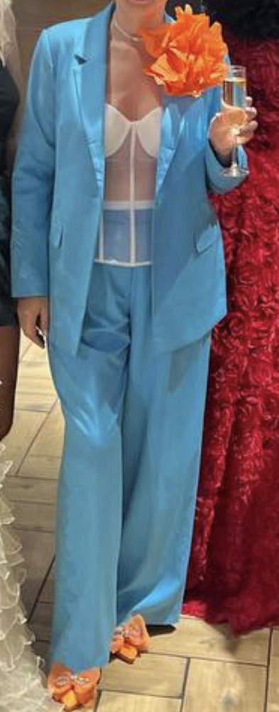 Стоять удобно и танцевать! Сидеть нет, косточки упираются под грудь, по бокам натирает сильно. Проходила 2 часа и прям дискомфорт. Полностью зашнуровать не удалось, но оно и к лучшему. А то дышать было бы невозможно! Для образа и фотосессии это 👍🔥