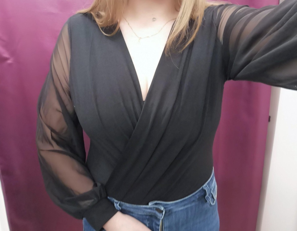 Заказала на размер побольше (боялась будет мало) но оказалось как раз и даже немного свободно, но это даже хорошо тк не обтягивает сильно. Мне понравилось боли, очень удобно и красивое очень. Сшито хорошо.