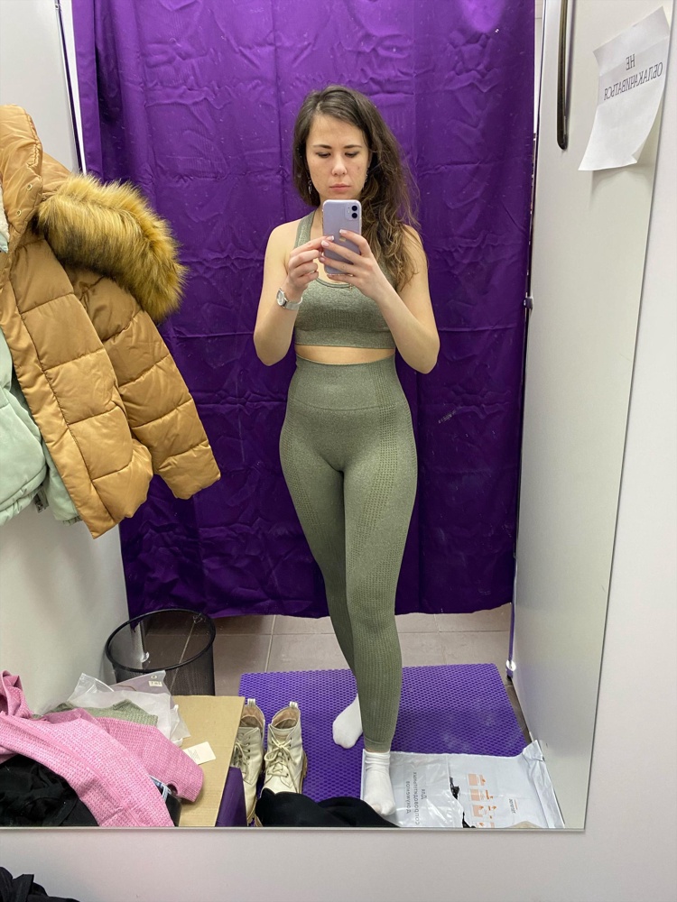 Упакован прекрасно 👍 сам костюм отличный🥰 спасибо магазину)