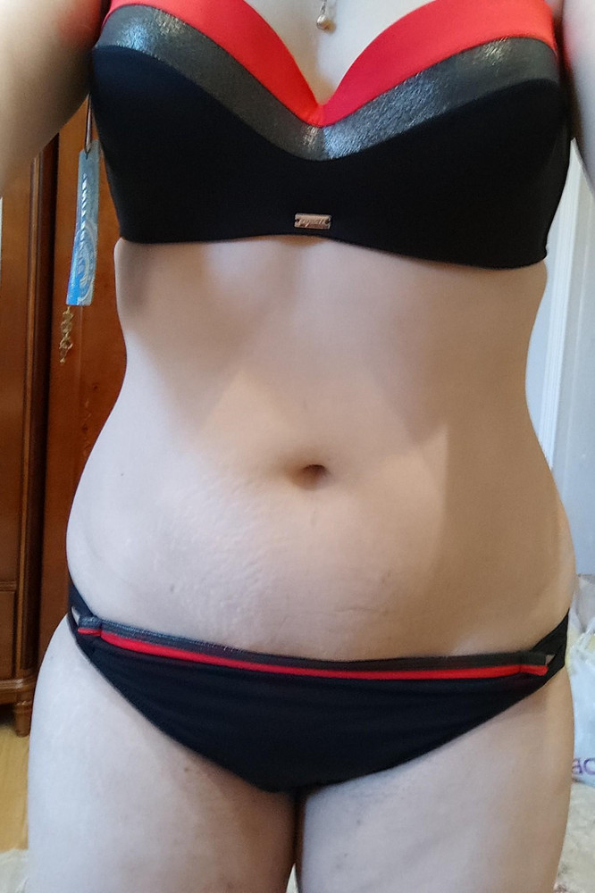 Заказывала 50 размер,
. Застегнуть сложно, чашечки для груди не на меня. В общем, я расстроена. Попробовала примерить: на спине сложно застегнуть самостоятельно, а чашечки большие. На вешалке написано 52,а на вещах 50. Странно. Но нижняя часть подошла хорошо, поэтому в целом я рада.