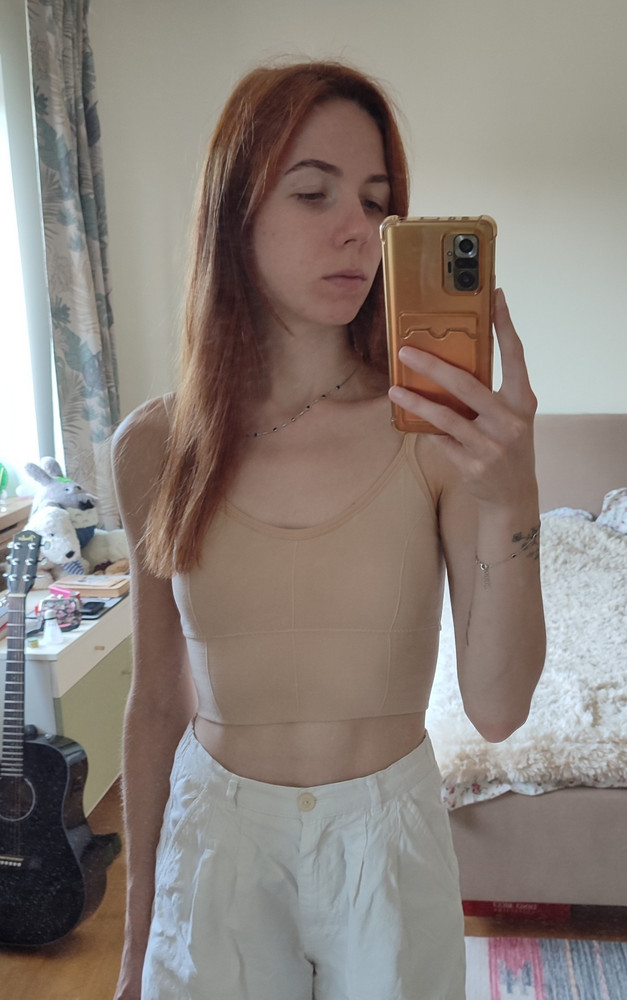 Топ ничего такой, его огромный плюс - открытая спина. Но материал сомнительный, боюсь, в нём будет очень не комфортно в жару, но это посмотрим. С одной стороны шов не закреплён, была грязь на самом топе. Но за такую цену сойдёт. В целом, ничего. На мой ог 87 (75B) размер 40-44 сел идеально. Подкладки сразу можно вытаскивать, они весьма ужасные, без них гораздо лучше.