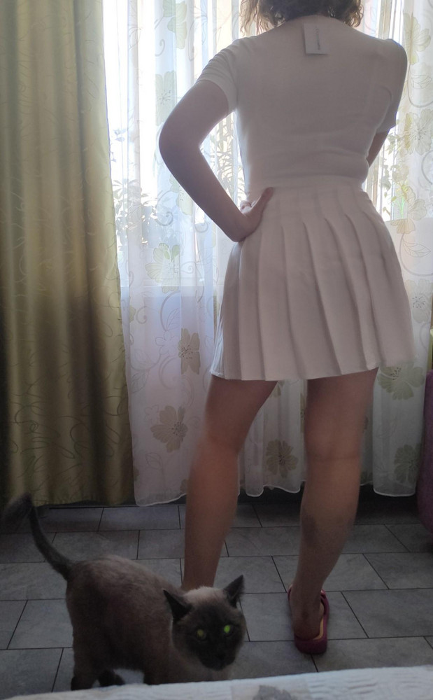 Отличная белая юбка. Плотная качественная ткань, не просвечивает. Хорошо сидит на талии. Мои параметры рост 170, талия 75, бедра 95.