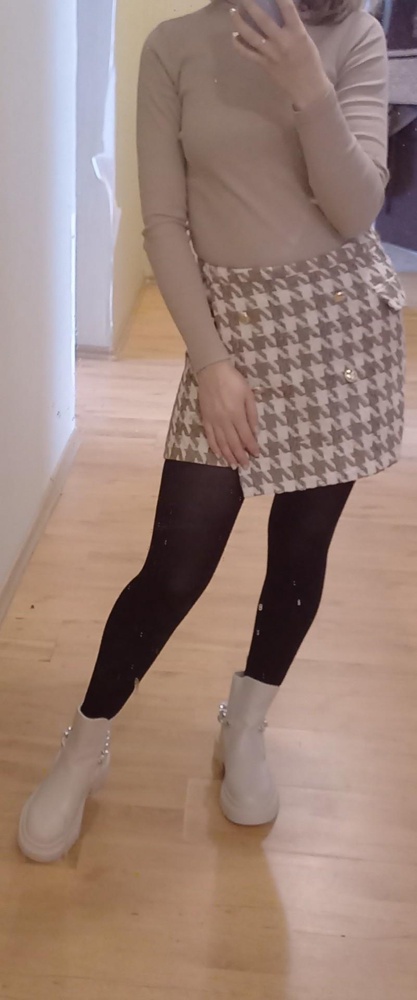 Юбка шикарная,мне очень понравилась😍😍 я думала мне не подойдет,но все отлично.
Брала 2 размера,но влезла в 42