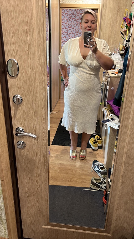 Они прекрасны взяла 40 на 40- по размеру тютелька в тютельку, но мне так норм. На узкую ногу могут быть свободны. Удобные, устойчивые