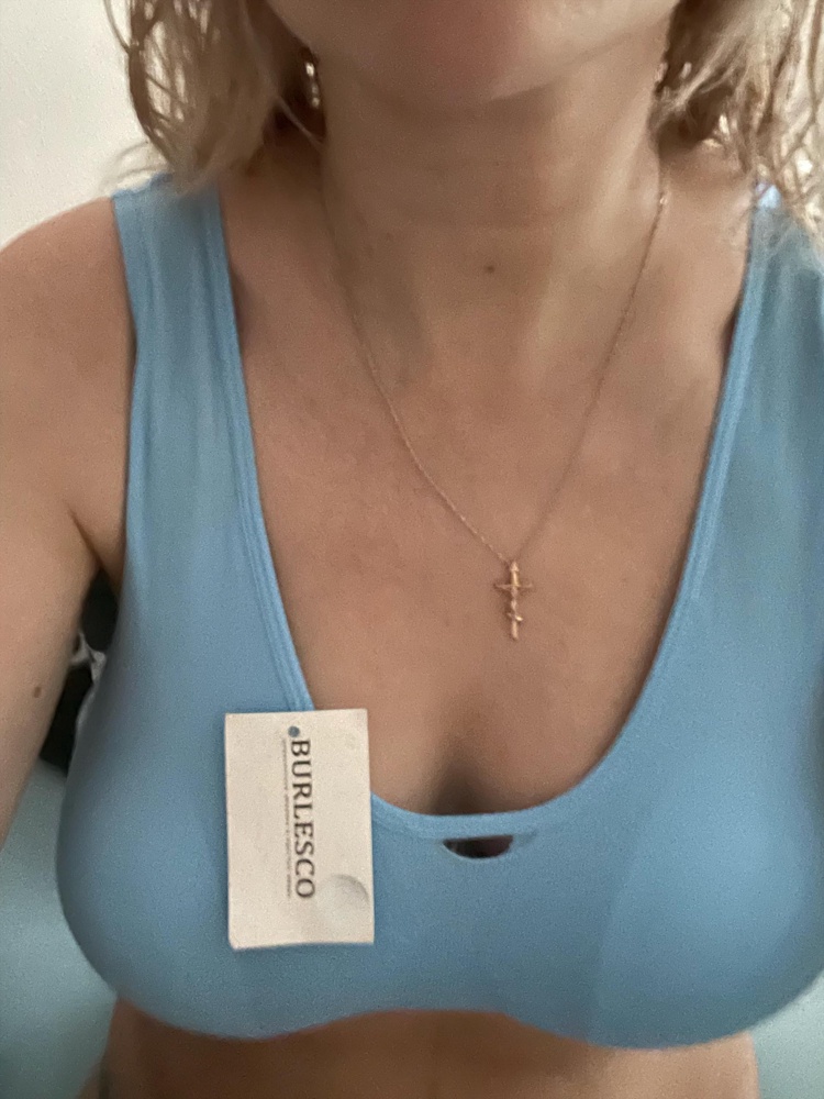 Все-таки каждый раз удивляюсь какие люди свиньи! В данном случае первые те, кто это мерили до меня своими кривыми пальцами и сделали дырку в центре, и не вернули менеджеру как брак! И вторые, кто потом собирал этот заказ не проверив и отправив белье в ТАКОМ виде! За это одна звезда. Но по качеству претензий нет - на мою большую кормящую грудь сел отлично, мягкий и почти не ощущается на коже. Вкладки в мусорку. Сделала бы возврат, но мне он нужен сейчас - зашью. 