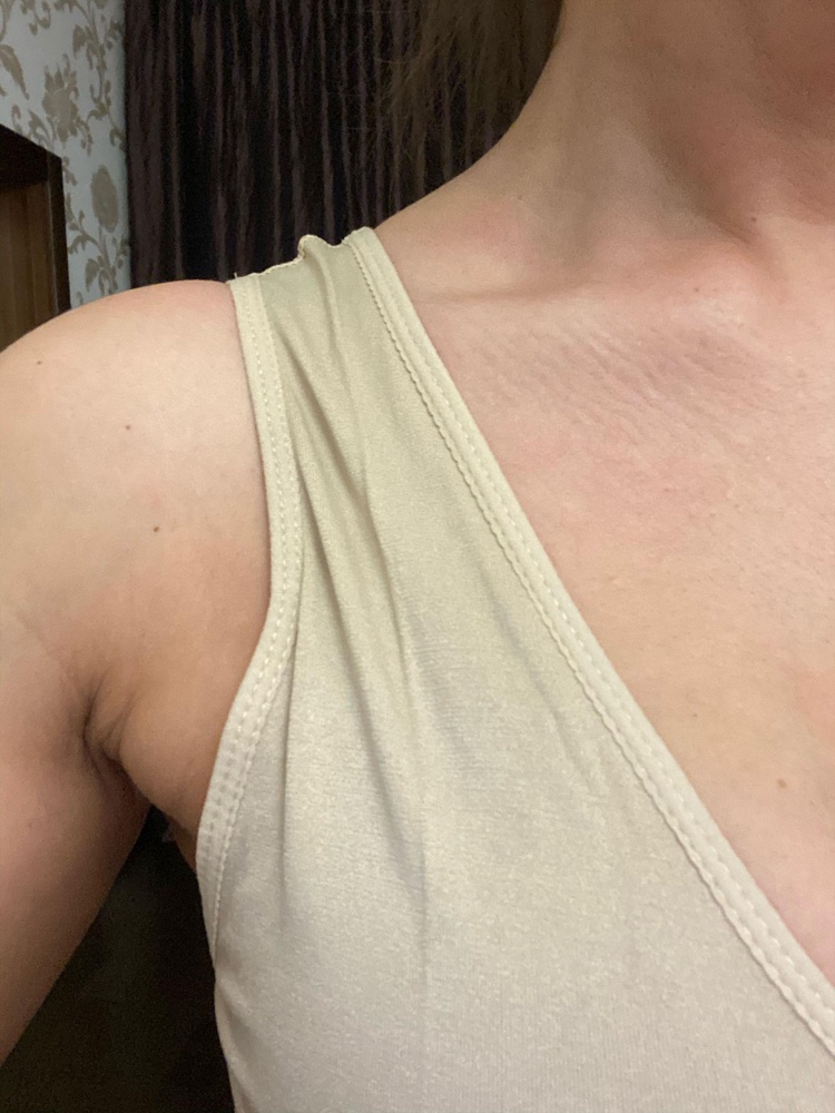 В объёме подошло, а вот что с лямками не понятно, висят, не натянуты как на фото у модели