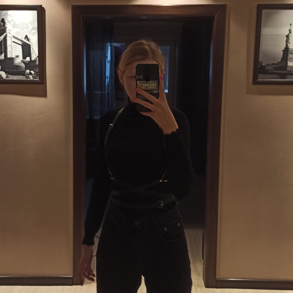 Очень хорошая портупея. Мягкая, приятная на ощупь искуственная кожа; изнаночная сторона нежная, так что скорее всего не будет натирать ткань и оставлять катышки. 

В жизни ношу размер s (мои параметры: 87-67-96), но взяла размер m, чтобы не было впритык. Скорее всего, s мне бы тоже подошел, но я взяла m с запасом и чтобы застежка была сбоку при застегивании (ну вот такие у меня приколы). Возможно, проделаю ещё пару отверстий, чтоб плотнее сидела с топиками, но с остальной одеждой сидит здорово. 

Универсальный аксессуар, можно носить с разной одеждой.