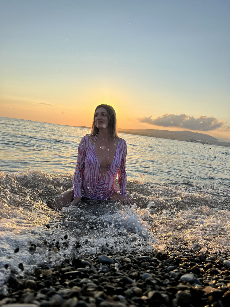 Отличный купальник, парео оригинальное 🙌🏻 Трусы только откровенные )