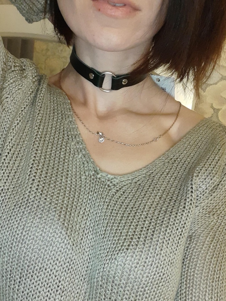 Классный! На ощуп вроде кожа. Размер универсальный и на "бычью" шею и на "куриную" подойдёт) проверим в носке