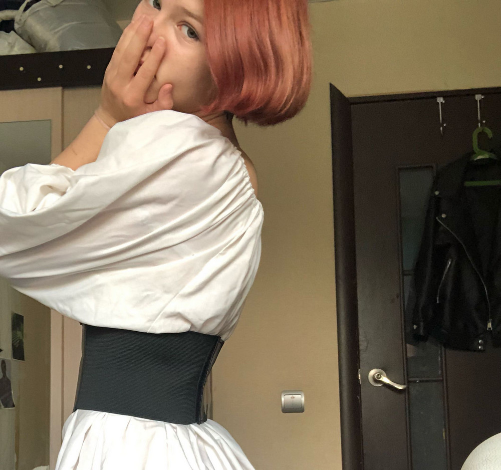 Чудесный корсет, сзади на супер прочных липучках. Пришёл в идеальном состоянии, шнуровка качественная 