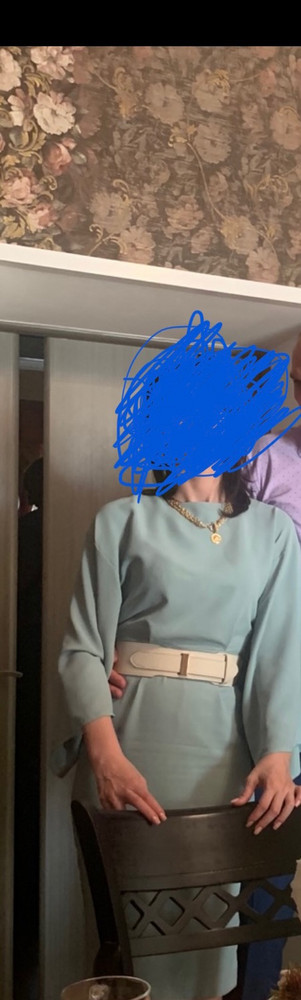 Пайетки отпорола сразу. Купила широкий пояс цвета айвори и телесного цвета шпилька. Платье сразу стало выглядишь раз в 5 дороже