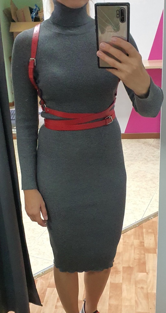 Натуральная кожа это факт. Смотрится супер. Но может на светлой одежде оставить след. Заказала сначало S-M на талию 70 очень маленький.  L-XL буду ставить дополнительные дырочки на пояс и лишнее обрезать.