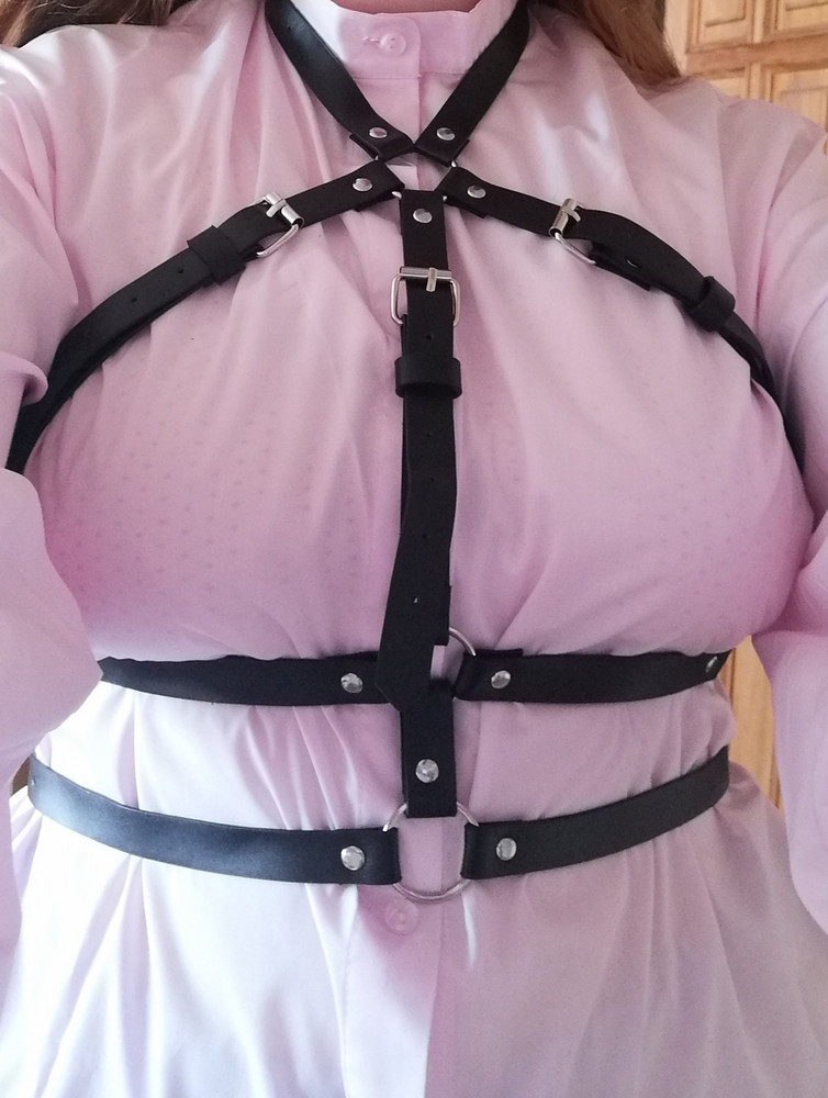 Крутая вещь, качество ремешков и застёжек отличное, регулируется на любые размеры👌