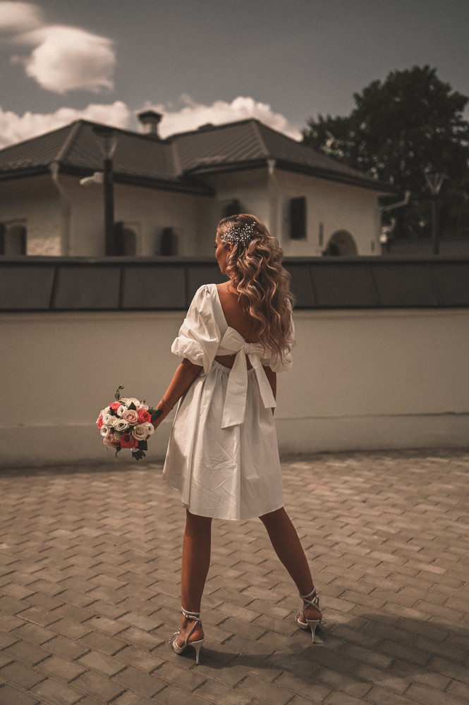 Платье очень просто,но засчет красивого банта который можно сделать на спине это безумно красиво