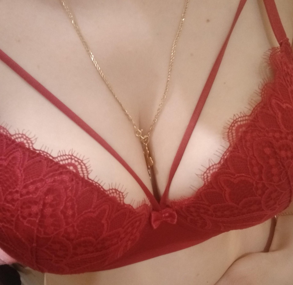 В целом комплект неплохой. Но, не соответствует заявленной таблице по размерам. Бюстгальтер оказался очень мал, как будто на второй размер, хотя по таблице даже должен был великоват. Трусы тоже чуть малы. По цвету соответствует, красивый. Но, на одной чашечке чёрное грязное пятно:(