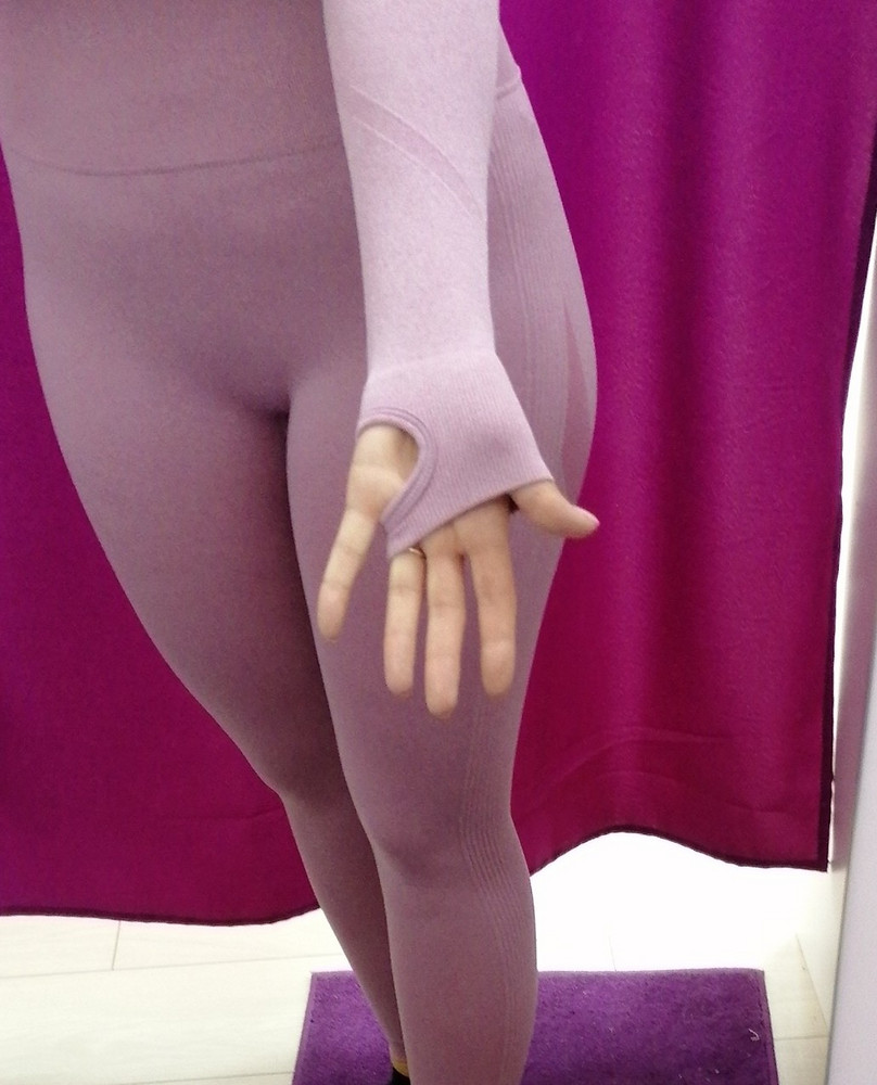 Цвет бомбический, красивый. Ощущается эффект утяжки, по размеру подошёл хорошо, но по ростовке на девочек пониже чем 172. Белье естественно надо подходящее под него, чтоб небыло как на моем фото). Не взяла по причине перекрута рукава. Прошу не учитывать процент выкупа. И не брать за доставку.