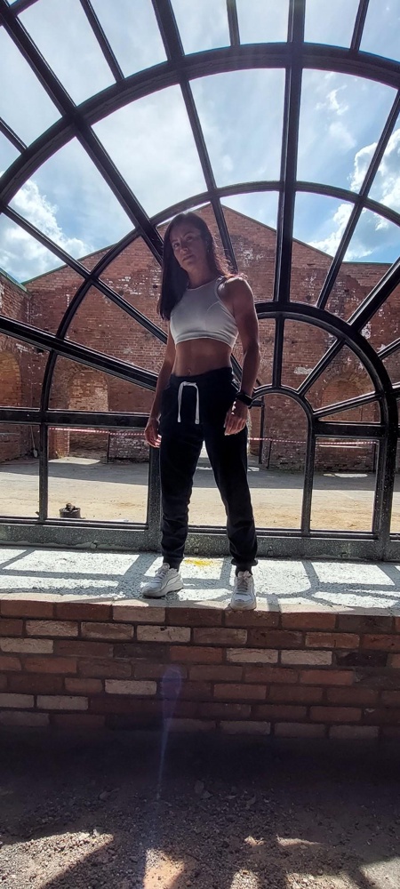 Отличный,  удобный топ. Красиво сидит, удобно одевать. Прошёл проверку интенсивными тренировками. Нижняя резинка оставляет свободное пространство, лишняя влага испаряется и резинка не намокает. Это здорово, нет чувство дискомфорта и сырой одежды. Хорошо поддерживает. Вставные чашечки придают красивую форму груди.