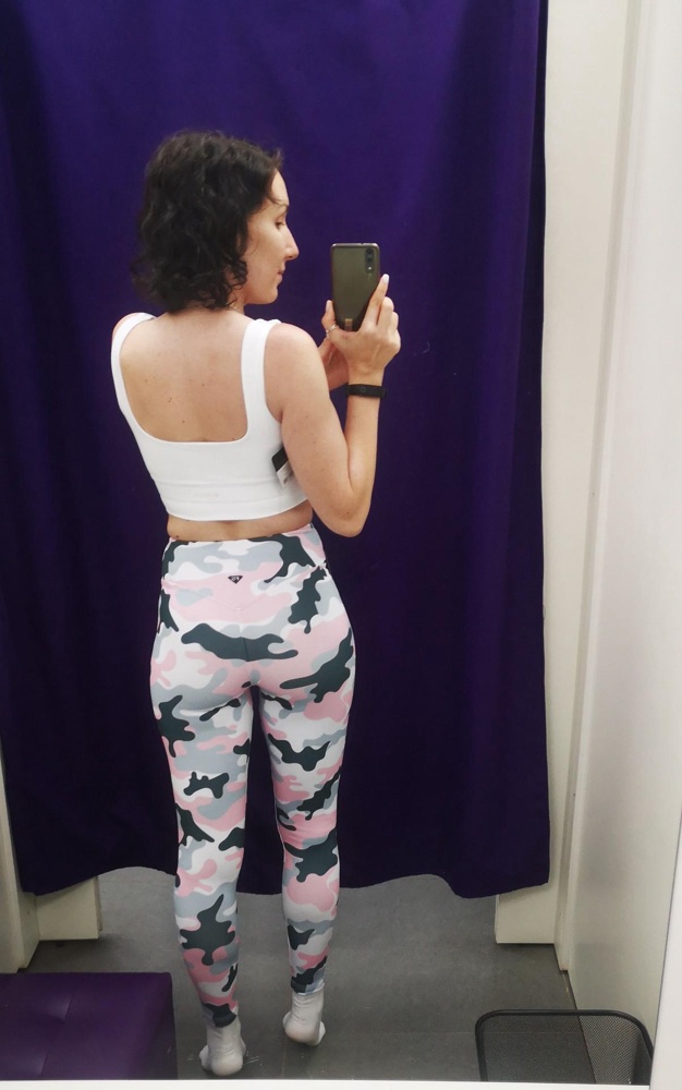 Заказала уже второй топ. Очень понравился. Внутри чашечки, но по форме они не очень, так что я без них ношу. Топ надо брать по размеру груди. По обхвату. Не по размеру верхней одежды.