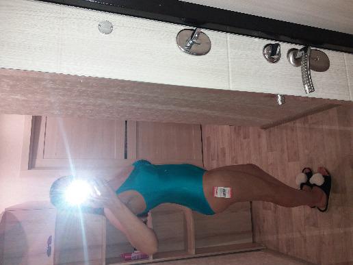 Хороший купальник, можно регулировать длину лямок, чтобы удобно сел на ростовку. В бассейне не пробовала, но на примерке понравился.