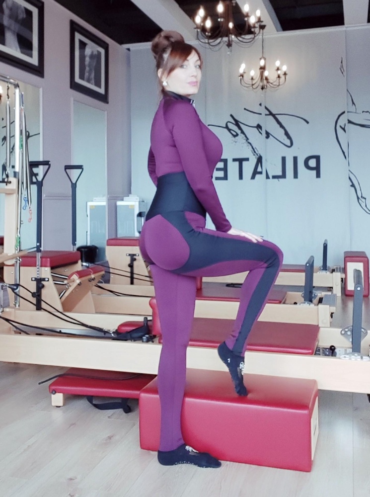 Хороший, качественный комбинезон. Этой фирмы взяла первый раз. Осень понравилось качество. Облегает, но не стягивает. Заказала М, на свой рост 172 , всегда заказывала, но оказался очень большим. Перезаказала S. Идеально подошёл, но всё равно длинные штаны. Так что на маленький рост вообще не вариант, только, если обрезать.