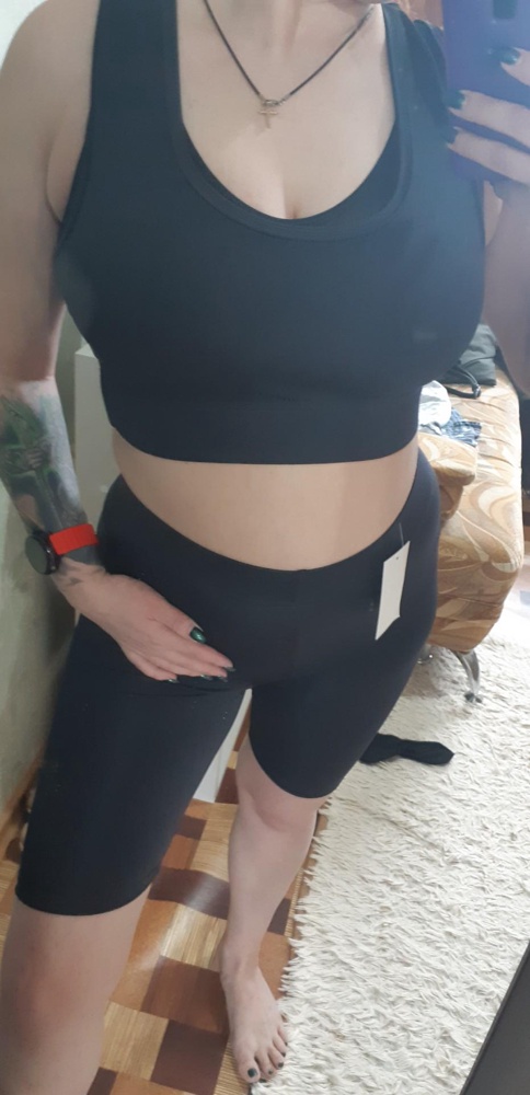 В общем то хороший комплект, за свои то деньги. Я немного с размером прогадала. Вернее низ сел идеально, а вот верх немного большоват, но я под низ одеваю безшовное спортивное белье, да выглядывает из под топа, но зато все держит и форма есть. Взяла для домашнего занятия спортом. Нижнее белье светится, но если бесшовные или стринги, то норм. Да, недостатки фигуры все подчёркивает, но сам костюм это подразумевает. К низу можно одеть спорт.фудболку и вполне можно идти заниматься в зал.