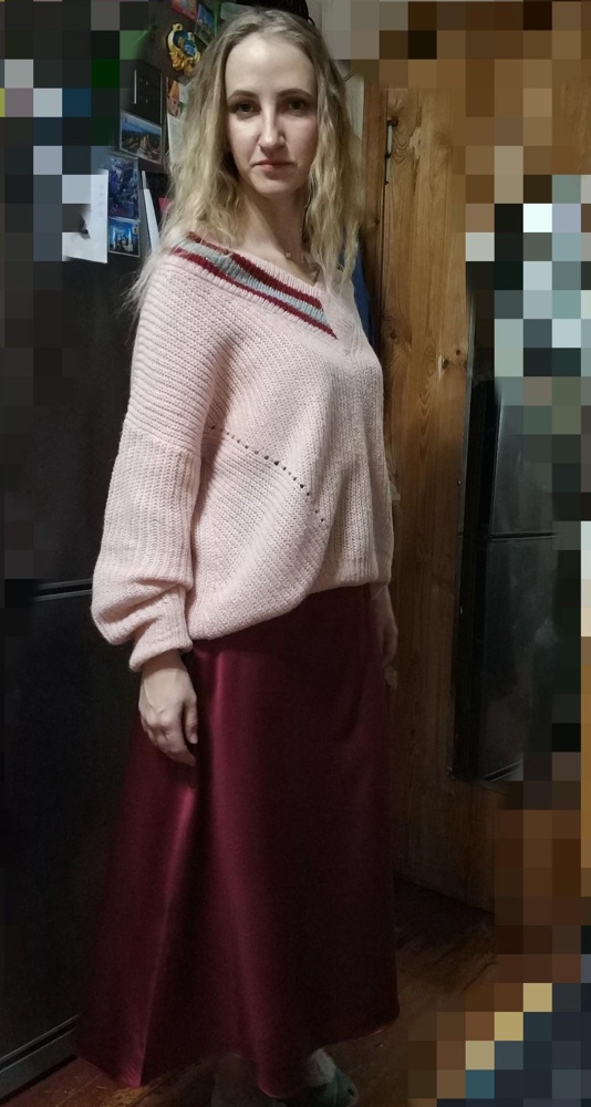 Ношу 42 заказала s на ОБ 94 подошло, длинная на рост 170 по щиколотку, ткань не тонкая, плотная достаточно, цвет не красный а темный бордовый на Яву, на фото выглядит светлее. И правда судя по отзывам один край юбки длиннее, но этого не видно если одеть.