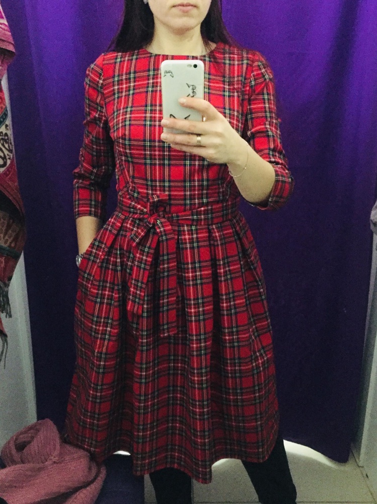 Платье шикарное!!! Сначала взяла 48, со страху после отзывов, но оно мне было велико, перезаказала 46. Идеально подошло! Мои параметры ОГ 94, ОТ- 82. Ткань прекрасная, плотная, цвет как на фото! 