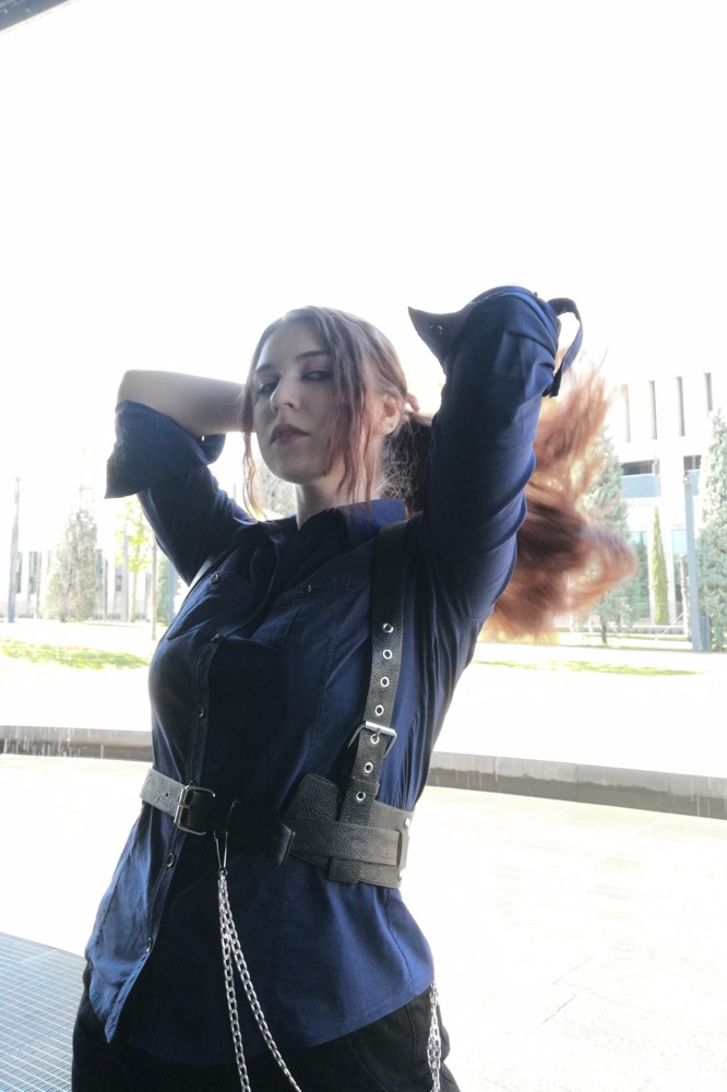 Шикарна партупея, но если вы спотеете, то на белой рубашке останется след