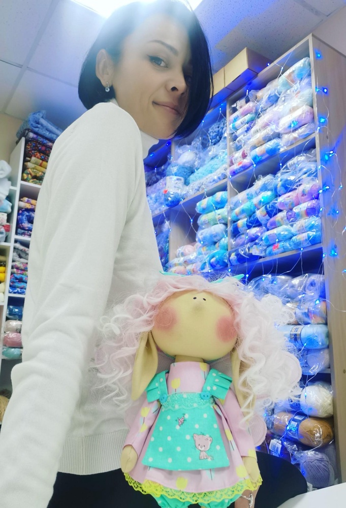 Водолазка хорошая, мягкая, не растягивается после носки и стирки, у меня 42 размер, я взяла чуть побольше, не люблю в обтяг, а так, размер соответствует