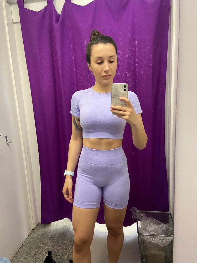 Не просвечивает, цвет красивый, качество ткани хорошее, но снизу перетягивает ноги, ношу S, возможно, подойдёт М, но не уверена. 