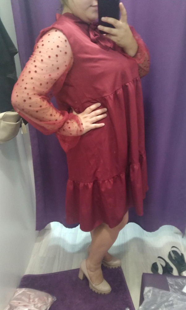 Неплохой платье. Я полная очень, все размер в размер, недостатки не видно а  у меня живот большеватый висящий и бока, но какая я есть толстая, в платье тоже толстая, уж это неуберешь))) выбрала платье другого фасона.