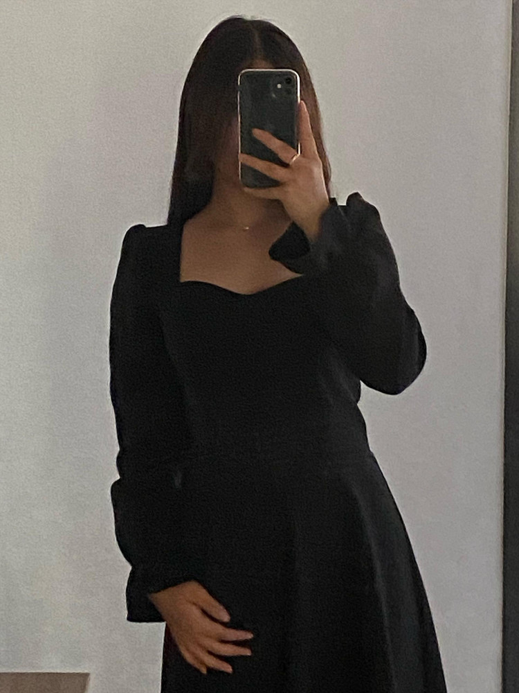 Очень хорошее платье. Мои параметры : рост 155 ; от ~65 ; ог ~78 ; вес ~50. Село хорошо, в груди чуть свободно, не критично. Извиняюсь за качество фото. По длине чуть выше колена 