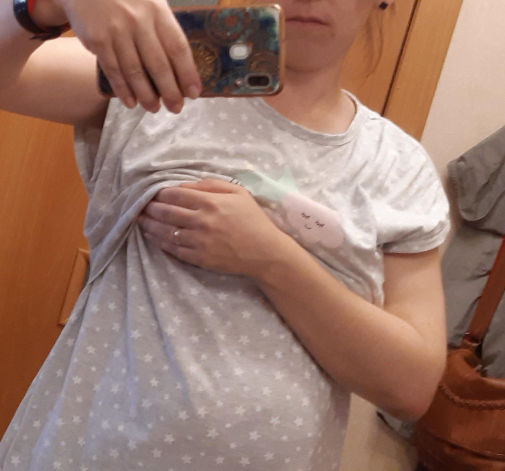 Очень приятная сорочка, ткань очень мягкая, поэтому кормить в ней удобно, ничего никуда не врезается. На обхват груди 100 взяла размер 50, подошло отлично.