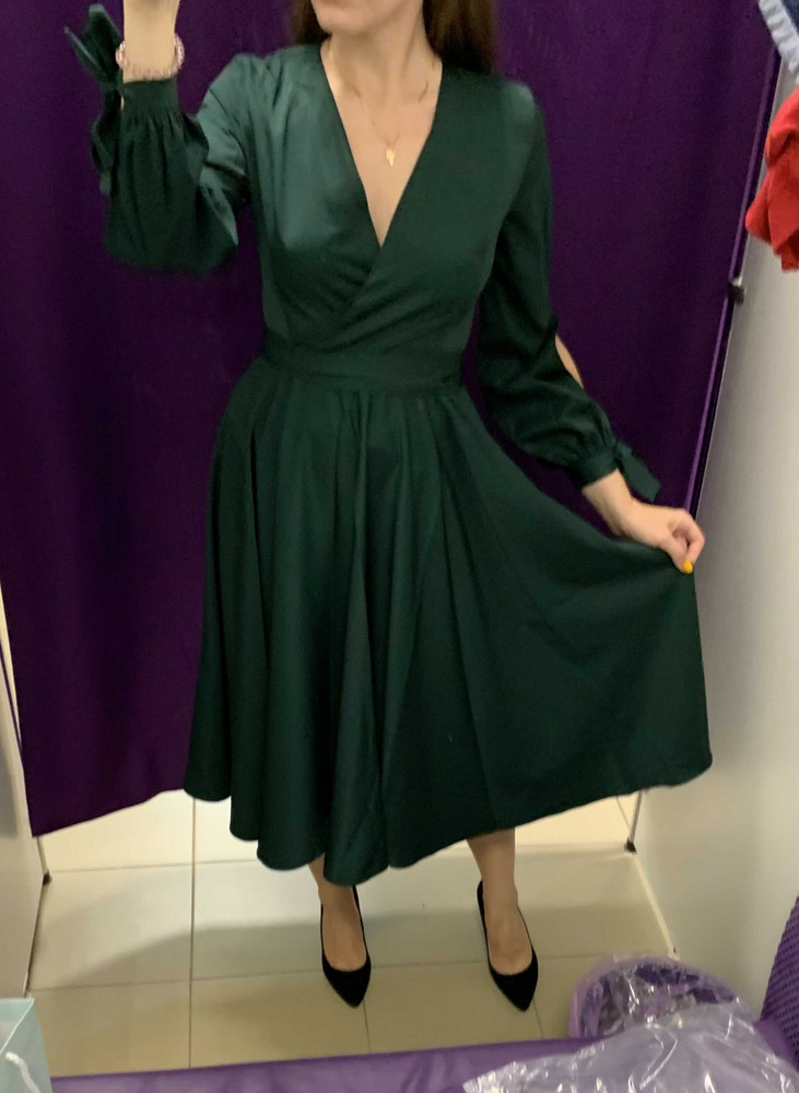 Очень красивое платье, из качественного материала. Но снимать/надевать его нужно бережно - хрупкая молния и не очень удобно, что она доходит не до самого верха спины. Соединения на рукавах тоже довольно тонко сшиты. А в остальном - наряд очень благородный! Как скроена юбка мне понравилось больше всего, красиво развевается. К сожалению, пришлось вернуть, т.к. мне не совсем подошёл фасон.