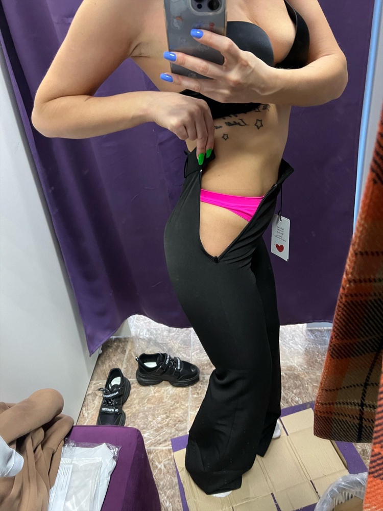 Брюки, за свою цену, норм. Но ошибка в размерах. Либо для девочек с ооооочень узкой талией . У меня 42. Маркировка 42