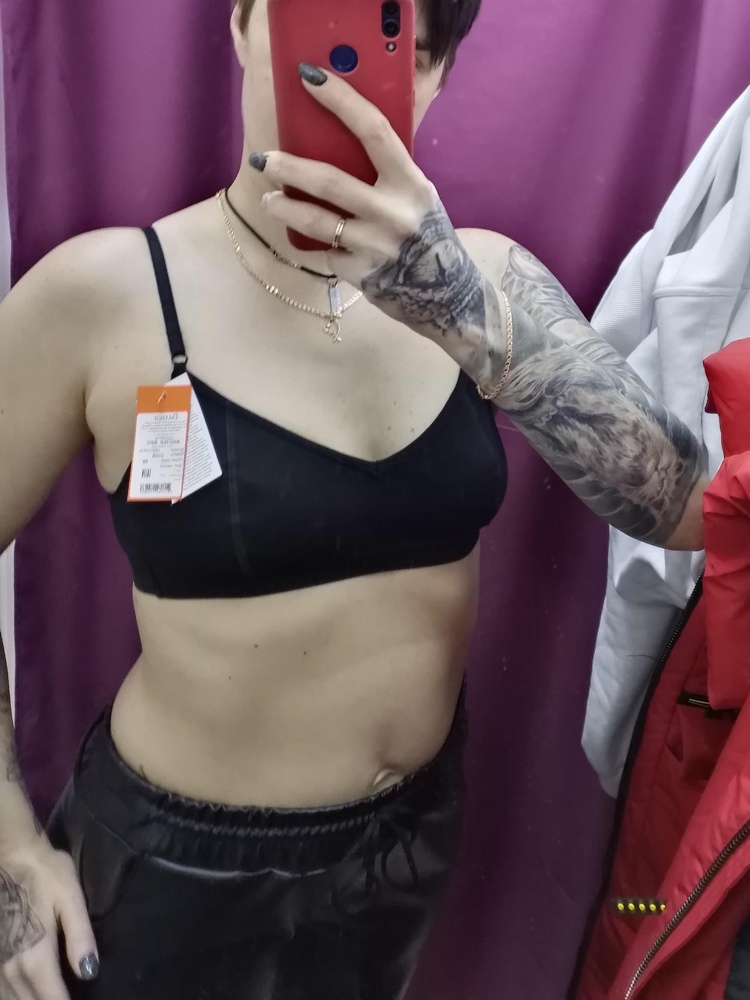 Сшит очень даже не плохо. Лямки регулируются, что радует. Грудь 1 и 2 размера туда точно влезет)