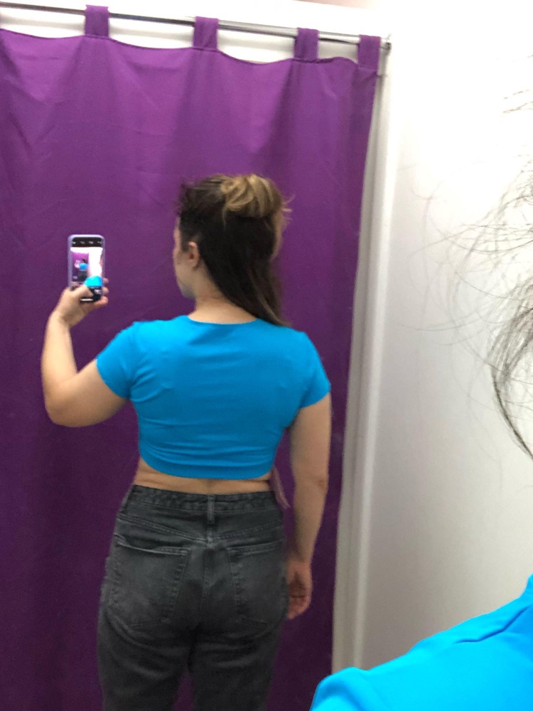 Красивый цвет, ровные швы, на 46 размер все подошло. Сшейте рашгард с длинными рукавами из этого же цвета пожалуйста :))