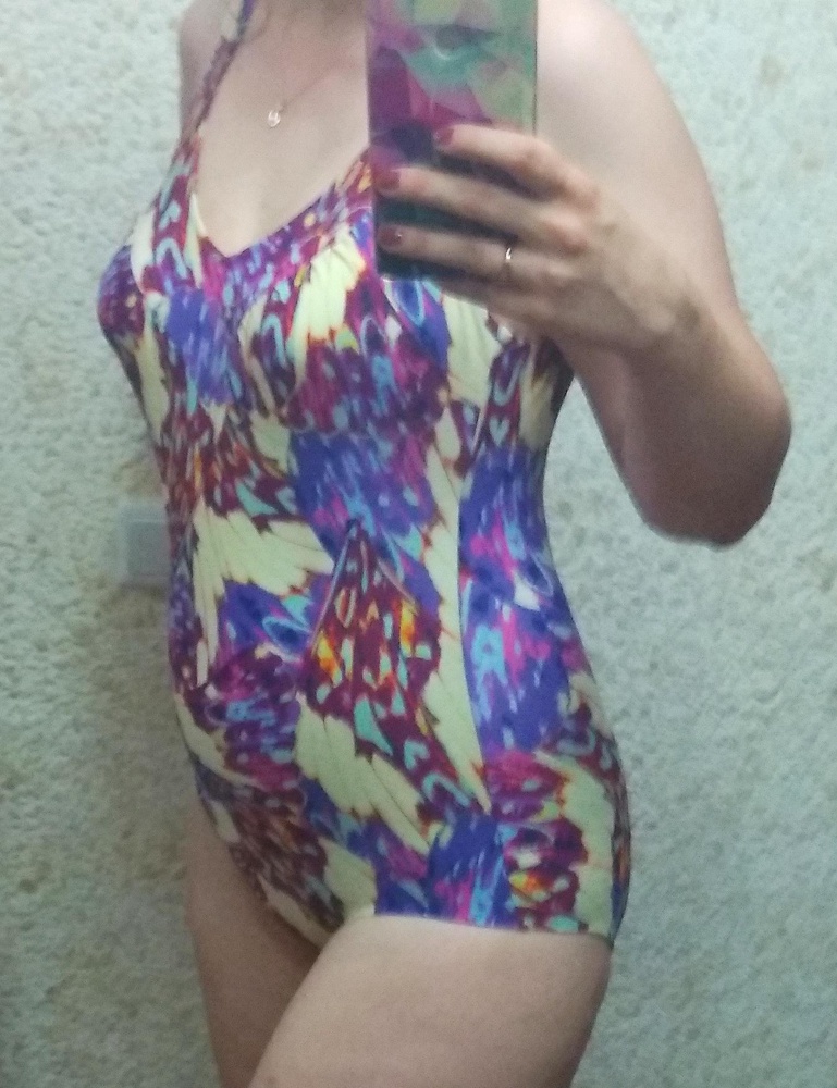 Подошел на рост 186, что очень порадовало) 102-не знаю-114 как на фото, чашки, конечно, странные, конусообразные какие то, мне кажется на большую грудь не подойдут, внешне смотрится прилично. немного свободно подмышками, но не критично и не заметно. Цвет красивый, на этикетке написан что посткпенно будет менее ярким.